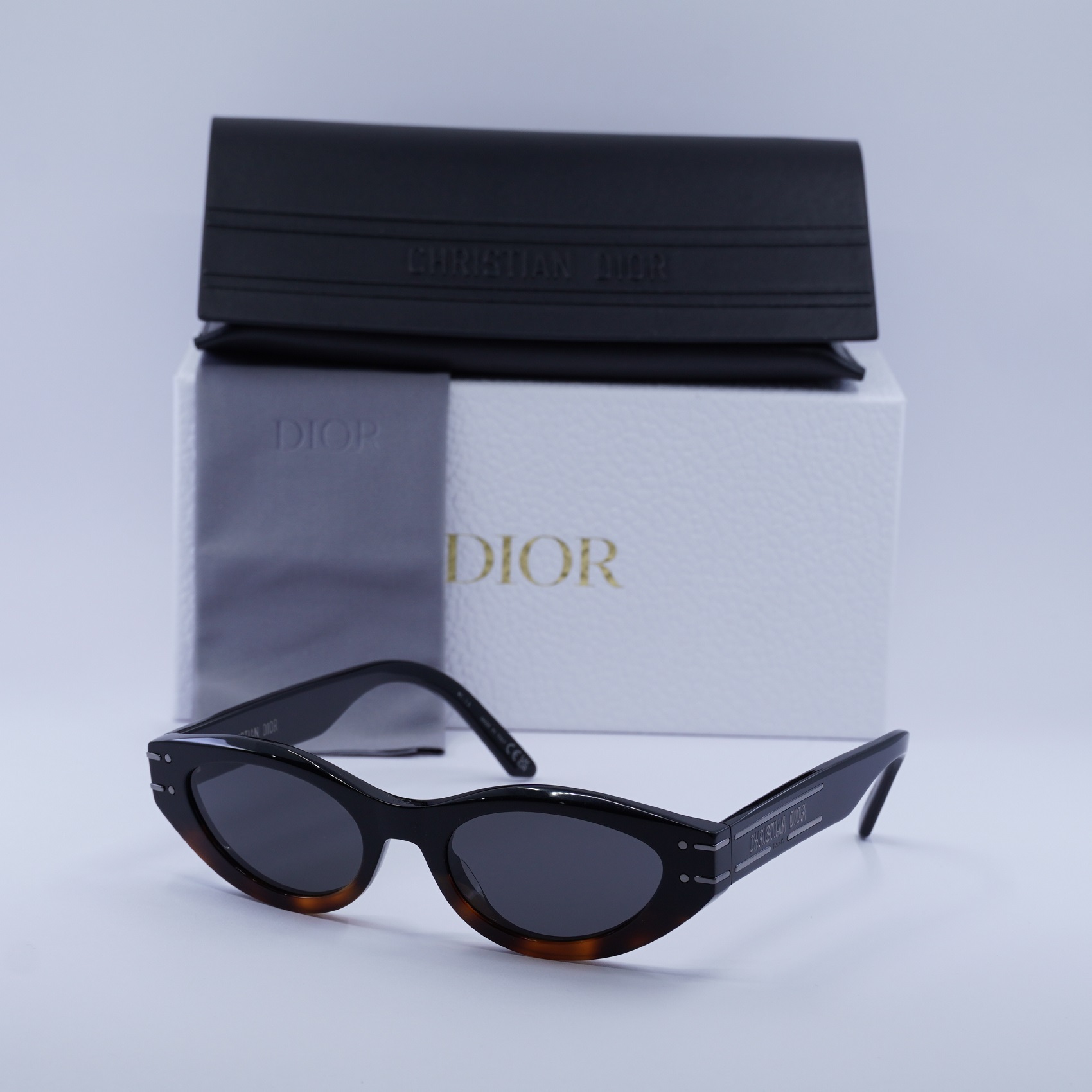 ?️ New Dior DIORSIGNATURE B5I 18A0 Sunglasses - Black Frame, Smoke Lenses Dior - Sunglasses - DiorSignature B5I - Brown Black  main image 3