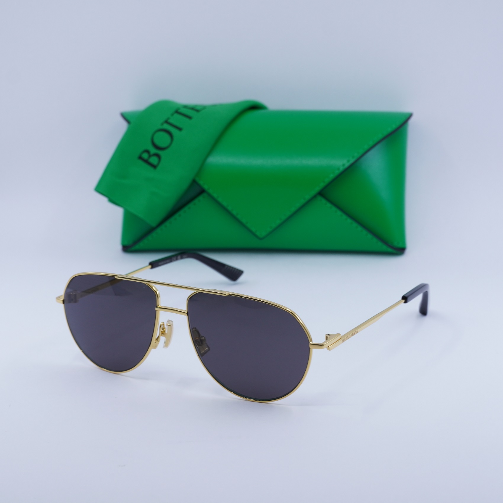 【美品】BOTTEGA VENETA BV1302S 004 サングラス New Bottega Veneta BV1302S 001 Gold/Grey 57-15-145