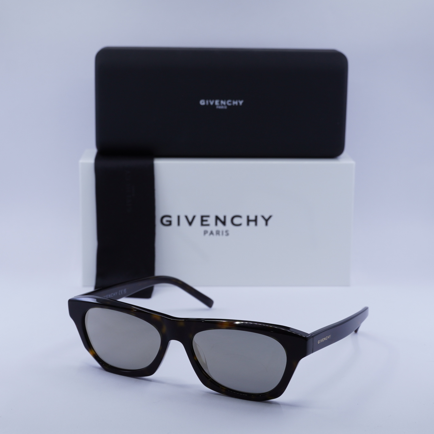 BRAND NEW Givenchy Sunglasses GV40026U 01A Black/Grey Unisex Givenchy GV40062I 01A Sunglasses - US main image 4