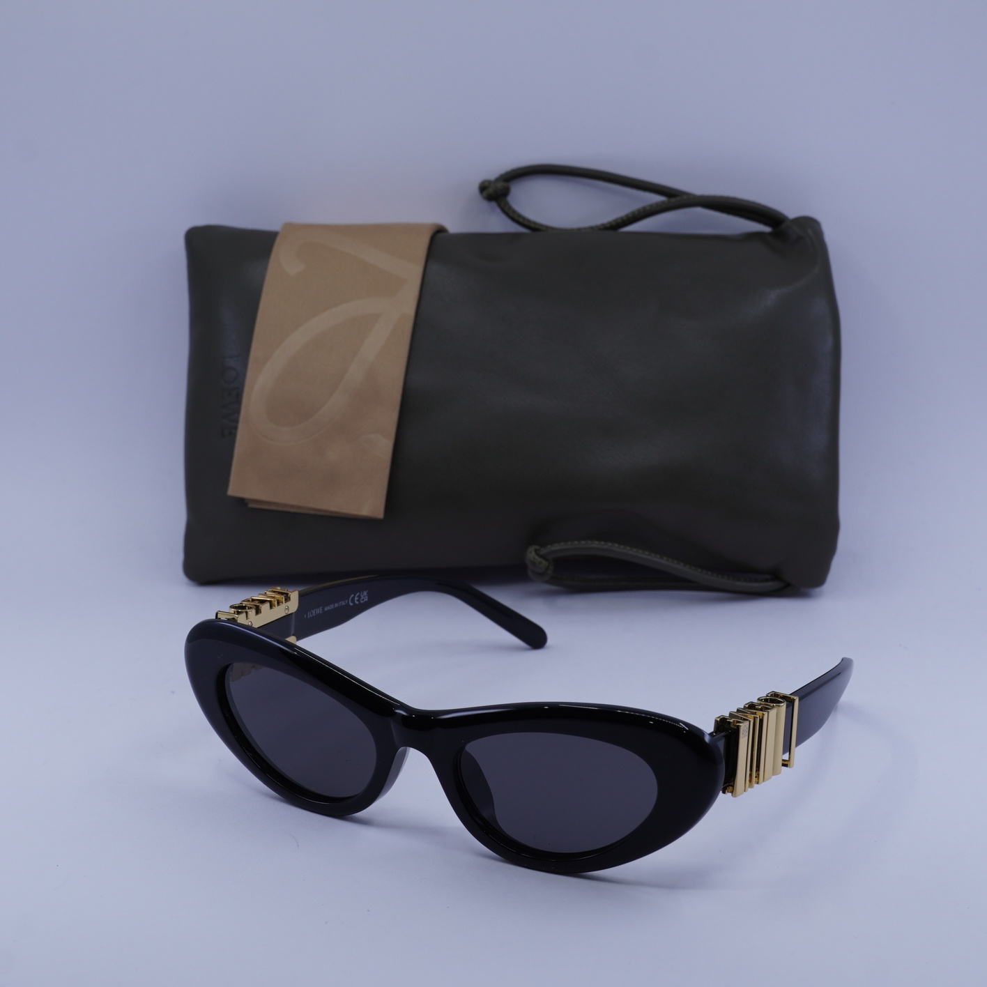 Loewe LW40156U 01A Sunglasses Shiny Black Cat Eye Frame  display picture 3
