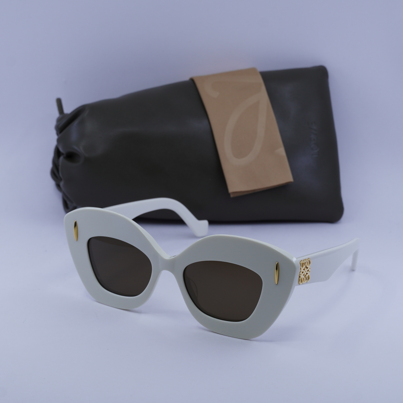 Loewe LW40127I ANAGRAM 25E Cat Eye Sunglasses – Ivory / Brown Loewe ANAGRAM LW40127I 25E Sunglasses Women\ main image 4